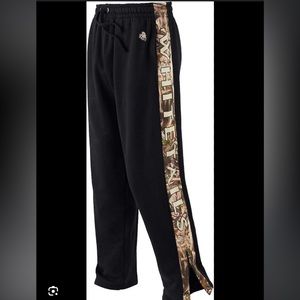 ISO PLEASE!!!! Looking for these men’s sweats in an XL ASAP